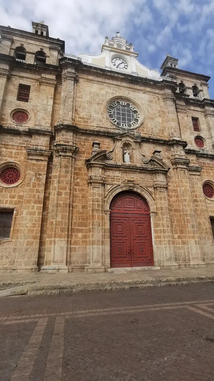 Façade en pierre du Sanctuaire San Pedro Claver, portes rouges et rosace