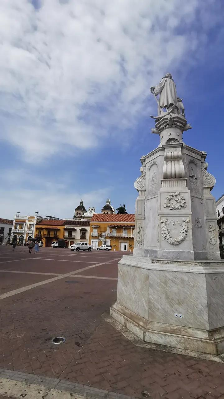 Monument sur la Plaza de la Aduana à Carthagène