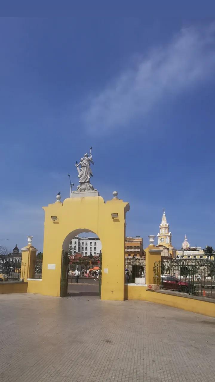 Arc jaune et Torre del Reloj dans le centre historique de Carthagène