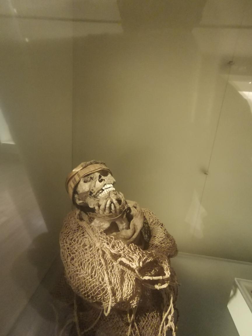 Momie précolombienne avec bandeau d'or au Museo del Oro