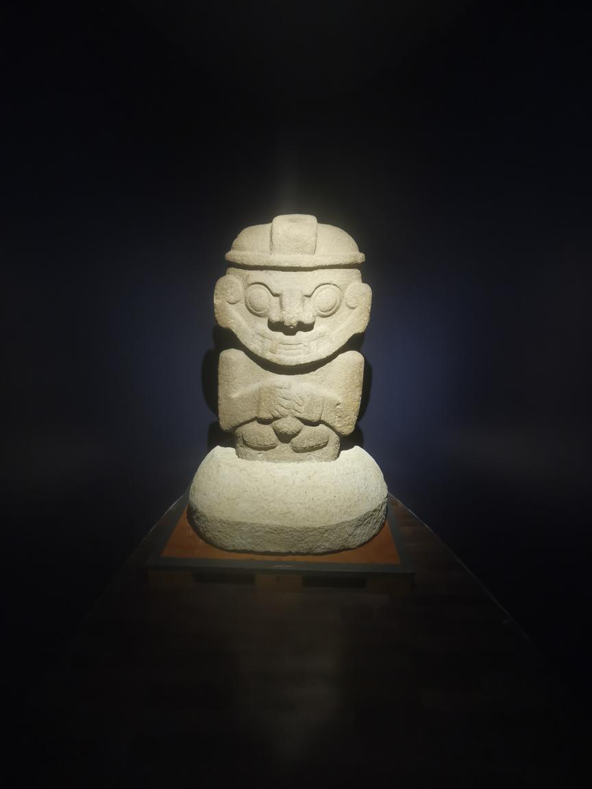 Sculpture anthropomorphe en pierre au Museo del Oro, Bogotá